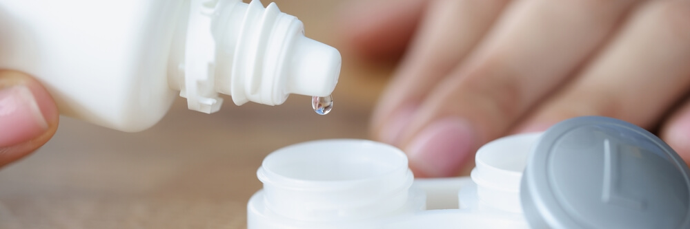 Cleaning a contact lens case